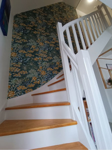 Photo de galerie - Peinture sur escalier pose papier peint 