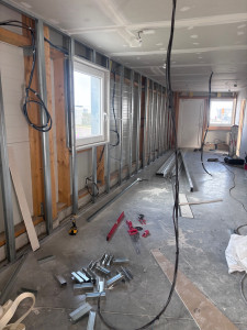 Photo de galerie - Préparation d’un cloison pour réaliser des bureaux