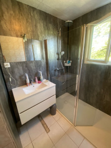 Photo de galerie - Réfection des murs, pose de panneaux muraux pvc et installation des équipements sanitaires 