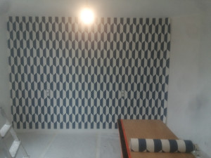 Photo de galerie - Pose de papier peint dans le cadre de la rénovation d'une chambre