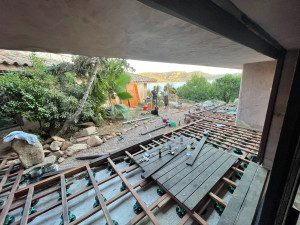 Photo de galerie - Même patio que sur l'autre photo prise d'un autre angle au moment de la réalisation des terrasses, après la réalisation du drain français (sous les graviers) et avant la pose du faux gazon sur l'espace central. A voir aussi, la fontaine en pierre dressée 