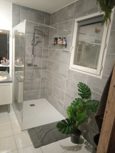 Photo de galerie - Rénovation salle de bain : pose du bac et paroi de douche + faïence 