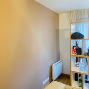 Photo de galerie - Peinture d'un mur d'accent en finition mate. Travail soigné avec une application uniforme et des finitions propres