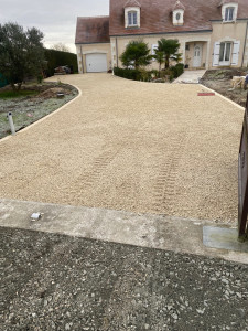 Photo de galerie - Pose de pave, trancher pour luminaire, coulage d'une dalle,pose d'acaudrin et empierrement+cailloux de finition 