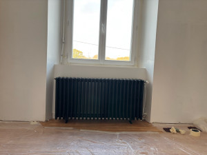 Photo de galerie - Dépose + Repose d'un radiateur en fonte avec modification de tuyauterie, dans le cadre d'une rénovation de chambre.