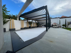 Photo de galerie - Pose d'une pergola bioclimatique