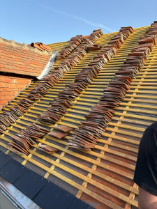 Photo de galerie - Pose écran sous toiture et contre litonnage et recouvrement de vieille tuiles