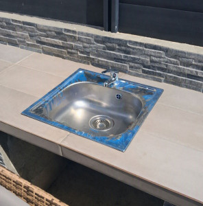 Photo de galerie - Installation évier avec création de réseau destiné à un usage extérieur (piscine)