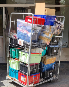 Photo de galerie - Equipé de grands rolls de manutention, diable, chariots à roulettes 