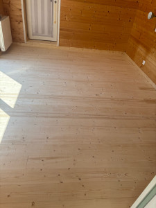 Photo de galerie - Pose parquet coller plus plinthes 