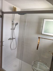 Photo de galerie - Remplacement d'une baignoire par une douche et pose de faïence murale 30x60