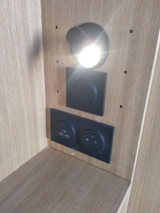 Photo de galerie - éclairage et prise meuble de lit