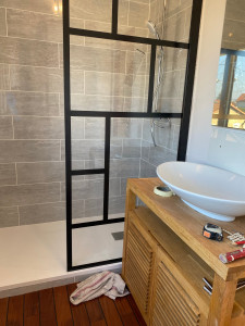Photo de galerie - Remise à nue d'une salle de bain, avant la pose d'un nouveau receveur, une faïence mural et une pose de parquet bateau a coller 