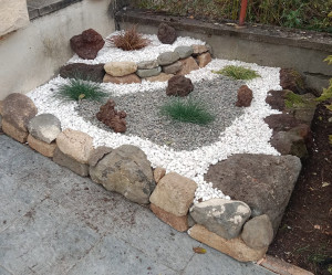Photo de galerie - Aménagement d'un jardin sec avec petit muret en pierres sèche. 