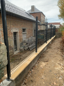 Photo de galerie - Pose d’une clôture en grillage rigide 