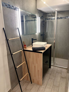 Photo de galerie - Création meuble de salle bain , création évacuation d’eau et pose d’un miroir connecté 