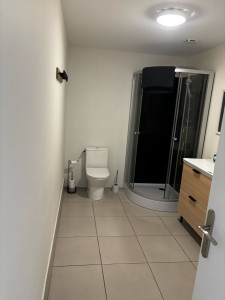 Photo de galerie - Nettoyage complet d’une salle de bain avec une attention particulière portée à l’hygiène et aux finitions. Un espace propre, sain et prêt à être utilisé.