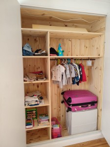Photo de galerie - Fabrication d'un rangement avec étagères dans une chambre d'enfants.