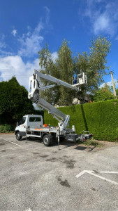 Photo de galerie - Intervention avec Nacelle, pour sécuriser un boulot de 15 m nous avons procédé à un étêtage de 5 m pour éviter toute prise au vent à fin de sécuriser la maison