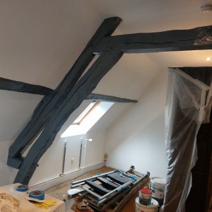 Photo de galerie - Enduit peinture finition sur les murs et plafond et préparation des poutres plus 2 couches de peinture 