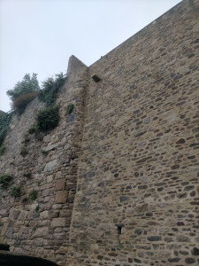 Photo de galerie - Maçonnerie pierre et rejointoiement sur les remparts de Dinan