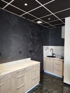 Photo de galerie - Peinture décorative noir pour une cuisine dans des bureaux administratifs 