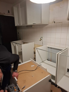 Photo de galerie - Avant : cuisine encombrée, meubles anciens.