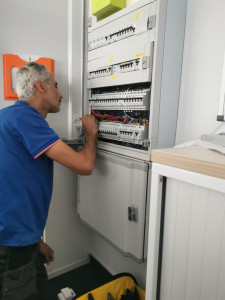 Photo de galerie - Diagnostic et vérification de problèmes électriques
changement disjoncteur et extension un ranger électrique pour un suite de trois bureaux  