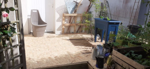 Photo de galerie - Finalisation de la terrasse en palettes pour un coin potager 