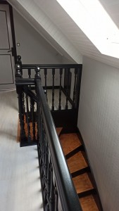 Photo de galerie - Escalier entièrement refait/ peinture lambris puis mûrs et porte
