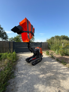 Photo de galerie - Transporteur/dumper à chenilles pour évacuation de terres , gravats , sable , cailloux , béton . Permet l’auto chargement sans engin supplémentaire et vidage direct dans un camion benne ou remorque . capacité 800kg 