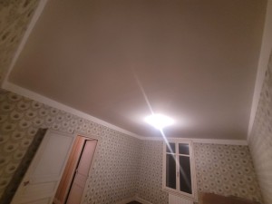 Photo de galerie - Finition ponçage peinture et bande autour de la pièce pour un côté esthétique du plafond écroulé 
