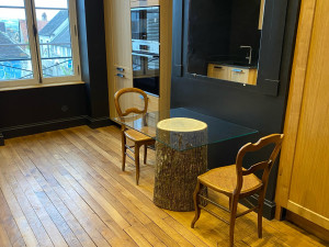 Photo de galerie - Réalisation d’une table basse contemporaine en rondin de bois et verre.