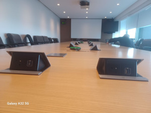 Photo de galerie - Prises de table salle de réunion...