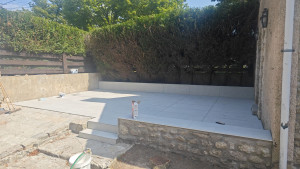 Photo de galerie - Rénovation de la terrasse avec carrelage 120/120 avec marches. 