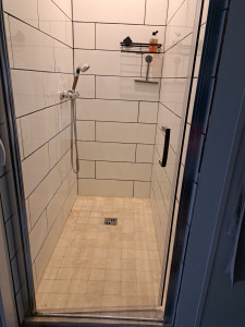 Photo de galerie - Création d une douche à l italienne avec bac a douche à carreler avec du travertin. 