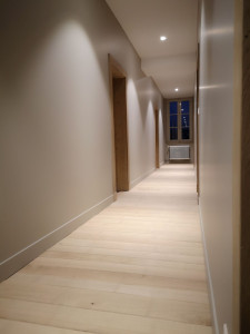 Photo de galerie - Pose des plaintes et des cadres de porte. porponçage sol chêne massif. vitrification