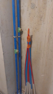 Photo de galerie - Mise en place des arrivées d’eau (chaud/froid) pour la plomberie.