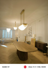 Photo de galerie - Installation d’un grand luminaire dans le salon/salle à manger