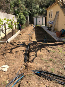 Photo de galerie - Création de jardin pose de gazon en plaque réseaux en eaux 