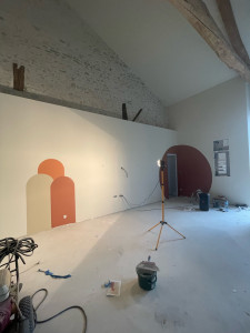 Photo de galerie - Ponçage et peinture des murs (blanc) et peinture décorative (couleur) 