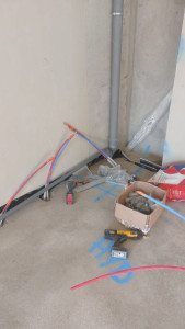 Photo de galerie - Raccordements plomberie au sol (alimentation et évacuations).