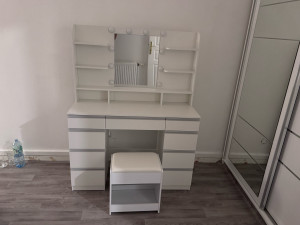 Photo de galerie - Coiffeuse et chaise de coiffeuse 