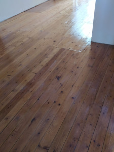 Photo de galerie - Rénovation parquet.
ponçage ,traitement xylophages,  vitrification.