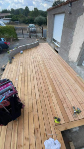 Photo de galerie - Pose d’une terrasse en bois. 