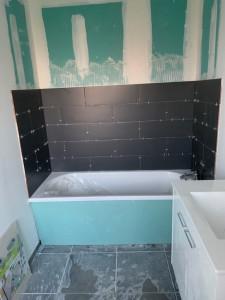 Photo de galerie - Réalisation tablier de baignoire et pose de carrelage