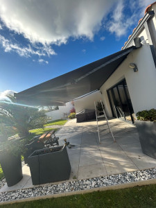 Photo de galerie - Pose d’un store banne 6m de long et raccordement électrique 