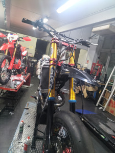 Photo de galerie - Remontage complet du bloc  moteur  avec kit gros frein,contrôle visuel, fourche réglage jeux soupapes ainsi que quelques pièces pas d'origine changer