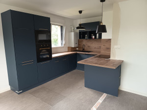 Photo de galerie - Démolition évacuation modification électrique installation d'une cuisine d' exposition finition 