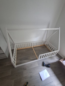 Photo de galerie - Montage lit cabane 0,90m×2m marque idemix pour enfant. 